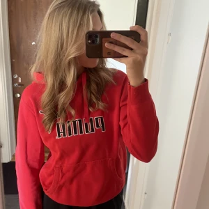 Röd hoodie  - Supersnygg hoodie i märket puma som passar perfekt om man gillar vintage stil😍