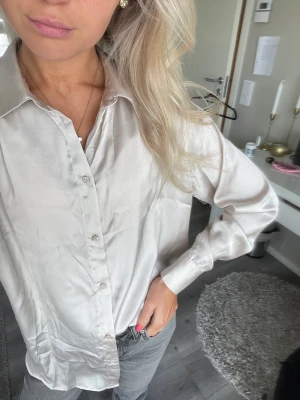 Satinskjorta - Satinskjorta från hm aldrig använd