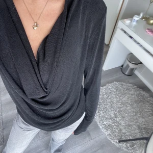 Festtopp🥳 - Festtopp från bikbok med drapering i fram💖