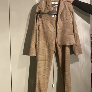 Kostym bondelid  - Helt oanvänd kostym från Bondelid, både kavaj och byxor i storlek S. Nypris 2000kr.