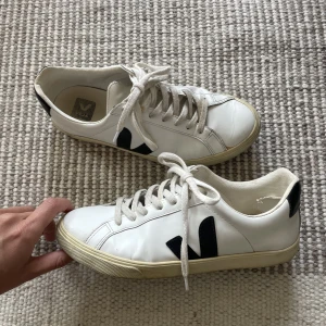 Veja sneakers  - Säljer mina sneakers från veja, storlek 40