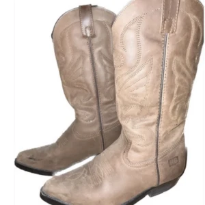 ÄKTA cowboyboots - boots köpta på sko uno med prislapp, knappt använda i bra skick. Säljer då de är lite för små för mig. inköpspris 1200kr