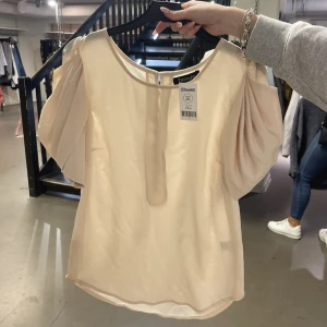 Rosa blus  - Jättesöt rosa blus, i bra skick. Färgen på bilden stämmer inte riktigt överens med färgen i verkligheten. (Lånade bilder)