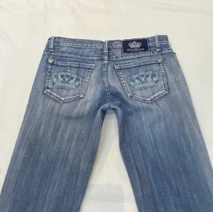 Victoria beckham jeans🔛🔝 - Säljer mina favorit Victoria beckham jeans eftersom jag behöver pengar och har ett par till 😭😍 köpta för 1060kr, bra skick, använda 3-4 gånger❤️ midja: 39 cm rätt över, 80 full, innerben 79 cm fråga gärna om du vill ha fler bilder❤️ är fof lite osäker
