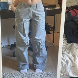 Cargo byxor  - Ett par cargo liknande byxor Mid/lowwaist som är baggy och har en dragkedja vid fötterna om man vill ha dom ytterligare pösiga, köpt secondhand men kommer inte till användning tyvärr.  Tryck på köp nu eller kontakta mig vid frågor/ sammfrakt 🌸