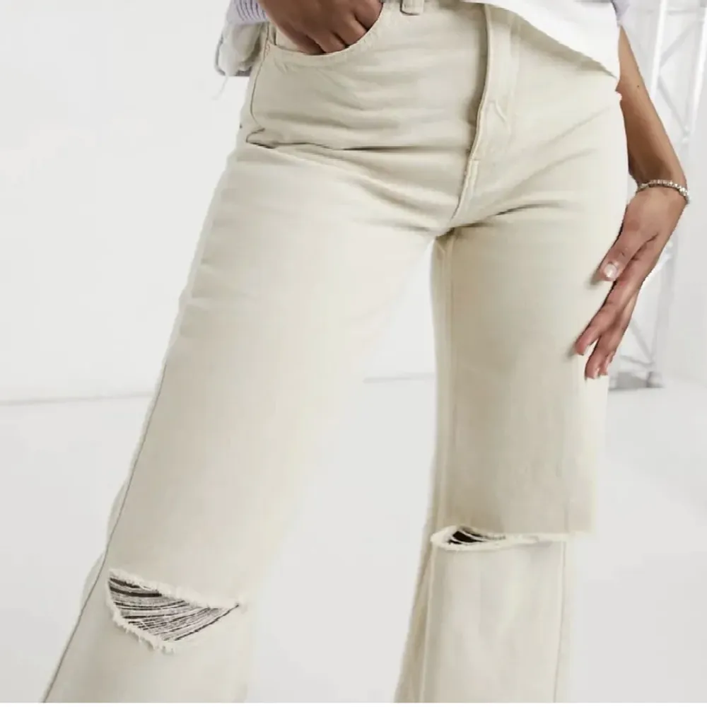 Jättefina beige wide leg jeans med hål i knäna, dom är i storlek 38 men är lite små i storleken. Har beställt dom från zalando men är i märket bershka 💞Säljer pga att dom är lite för små och inte i min stil💕. Farkut & Housut.