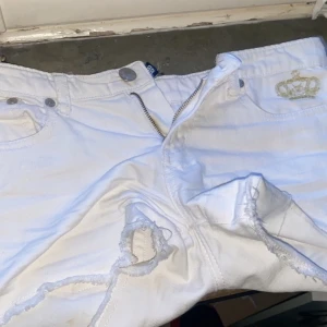 Victoria Beckham shorts  - Jätte fina Victoria Beckham shorts i vit med guldiga kronor på fickorna❤️säljer pågrund utav att de e på gränsen av för små🥰