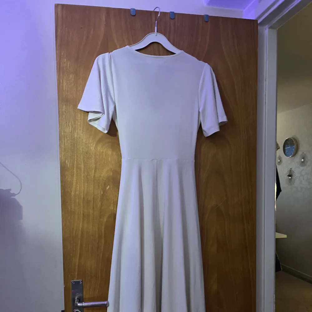 En fin vit medellång klänning. Säljer denna klänning då ja inte använder den. Bra skick . Klänningar.