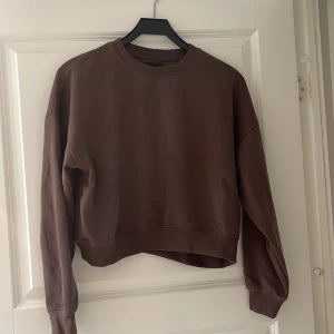 Collegetröja  - Collegetröja i brun färg, använd fåtal gånger, i mycket gott skick 