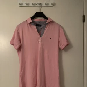 Rosa klänning  - Tommy hilfiger klänning köpt i  Turkiet 