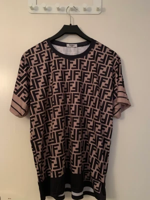 T shirt  - Aldrig g använd den är i ny skick 