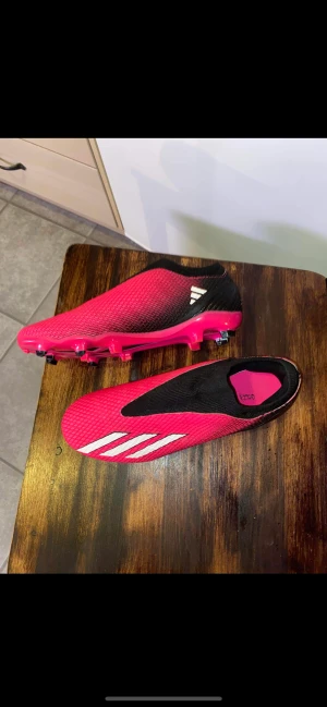Fotbollsskor Adidas - Adidas fotbollsskor, använda ungefär en halv träning. Jättefint skick! 25 cm
