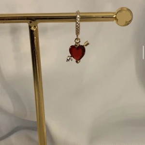 StilSthlm - Så snyggt halsband och örhänge. Halsband 199kr Örhänge 109kr/st eller 179kr för ett par. Paketpris: 349kr (ett halsband och ett par av örhängena) Modell 043/044