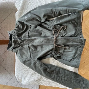 Abercrombie & Fitch jacka - Fin jacka i storlek 34 från Abercrombie & fitch. Fint skick! Perfekt för hösten