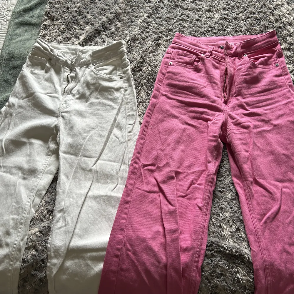 Två jeans från hm i strl 34🩷 stryker och tvättar dom innan jag skickar iväg dom! Knappt använda och de vita är inte genomskinliga🩷. Jeans & Byxor.