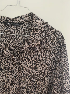 Blommig klänning - Blommig klänning från Zara! Perfekt året runt!!