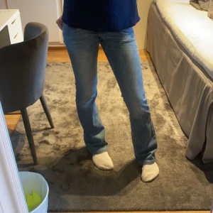 Lee jeans - Säljer dem perfekta jeansen så himla snygga lite slitna färgen!!!! Storlek 26/33! Jätte bra skick! Kom privat för fler bilder!