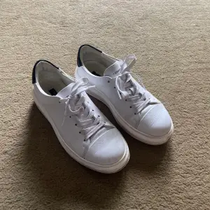Säljer dessa skor från sneaky steve då jag inte använder dom längre,💘 Har tecken på användning men inget som är sönder eller så.💘