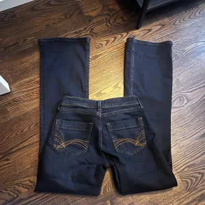 Low waist boutcut jeans  - Säljer sett var super fina low waist jeans i storlek 34. Kontakta om ni har fler frågor 