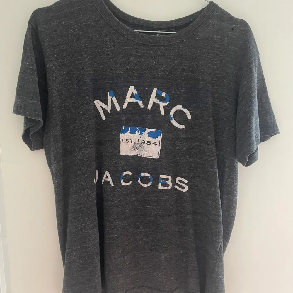 Marc Jacobs t-shirt i grått. Litet hål på sidan som är lätt att sy ihop, därav lågt pris!! . T-shirts.