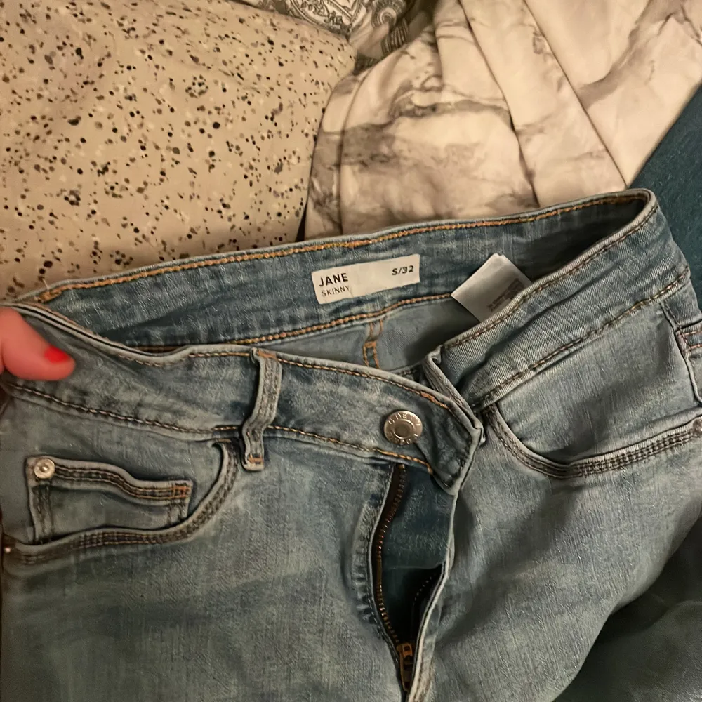 Säljer ett par ur snygga jeans från Gina trico och dessa var ett väldigt omtyckte jeans hos mig!!! . Jeans & Byxor.