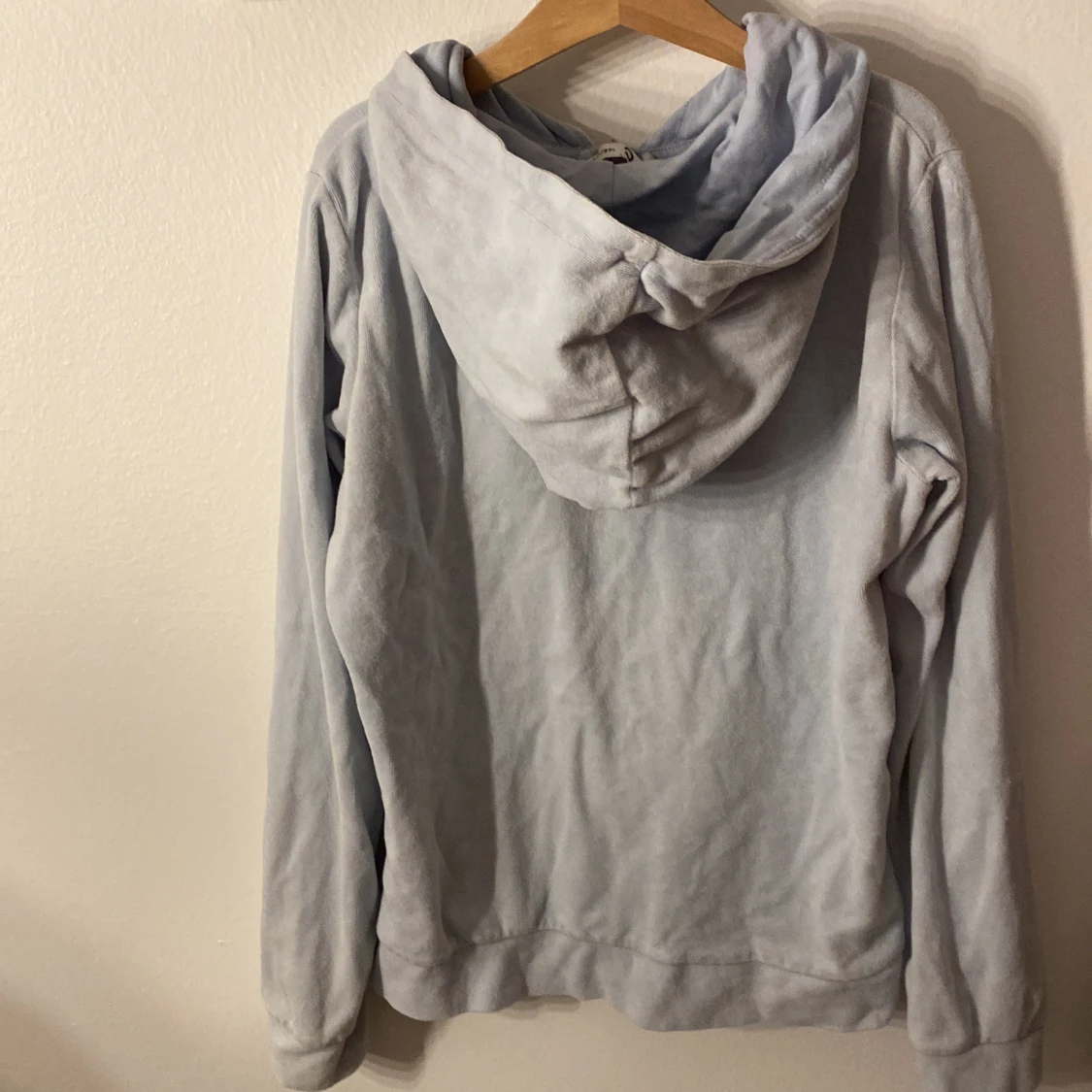 Säljer denna blåa tjocktröja med dragkedja från Cubus storlek 146/152 kommer tvätta och stryka innan jag skickar iväg den !😊 - 90