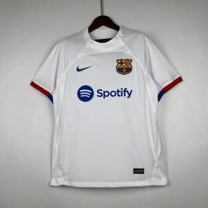 Barcelona borta fotbollströja 2023/24. Tröjan är 1:1. Lägg till namn för 40kr. Tar från 2 veckor till en månad att komma till destinationen.