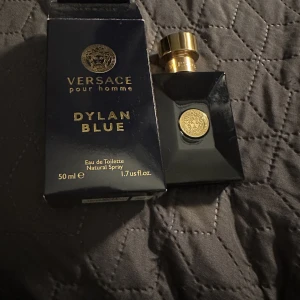 VERSACE DYLAN BLUE -  säljer min versace dylan blue parfym då jag int använder den mer, luktar väldigt gott o passar som en vardaglig parfym speciellt vår, sommar o lite i hösten med, köpt på kicks för 750kr Parfymen är använd, kan se hur mycke på andra bilden,💰kan diskuteras