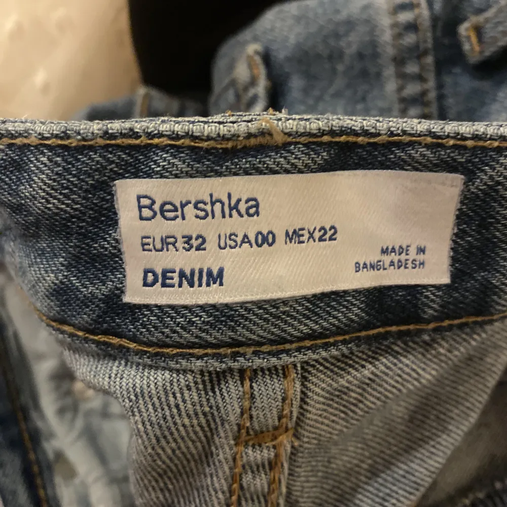 Snygga Bershka jeans som tyvärr blivit lite försmå på mig, men är i fint skick❤️. Jeans & Byxor.