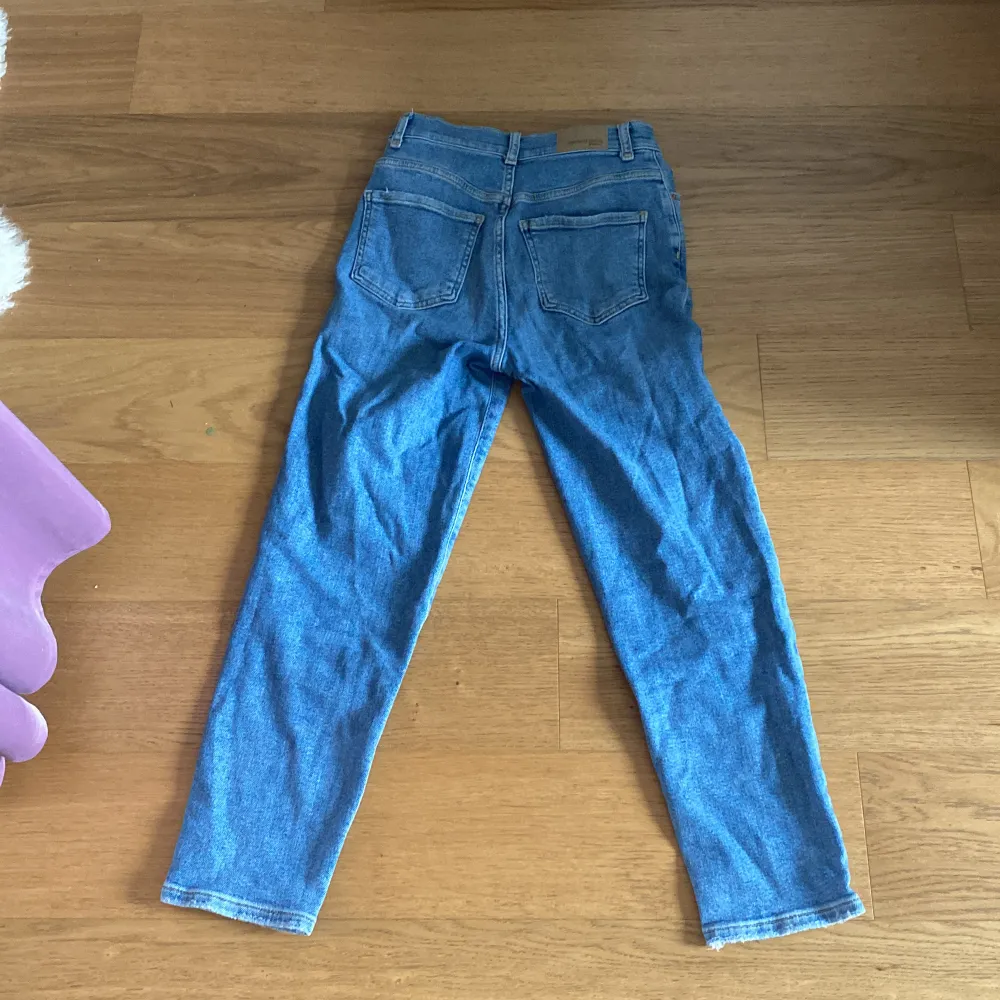 Hög midjade blåa mom jeans från Gina Tricot. Används sällan så i mycket bra skick! . Jeans & Byxor.