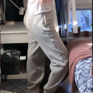 Mjukisbyxor - Så mysiga mjukisbyxor från bikbok! Inga defekter och jag är 173cm för referens💘