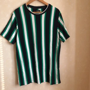 T-shirt Zara man XL - Bra skick,inga märken,längd 76cm,bredd 50cm.