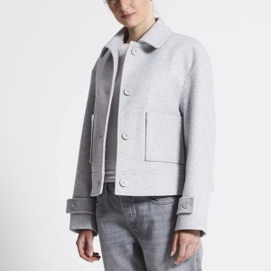 lager157 kappa - säljer denna super fina gråa kappan från lager157, helt ny!! prislapp och allt är kvar✨🤍 