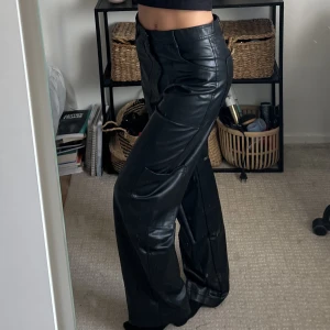 Skinnbyxor - Hög midja, ficka på sidan av benet. Knappt använda. Från zara, skinnimitation.