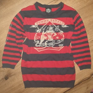 Randig asball tröja - Randig punkig tröja i rött och (svart?). Står "femme fatale" och "cherry bomb" halvlånga ärmar, vid armbågarna finns en dolk och på den andra ett spindelnät. SKRIV VID EVENTUELLA FRÅGOR❗