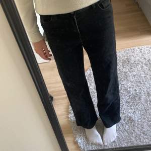 Säljer mina svarta jeans dom är raka i benen och kommer från hm säljer för att de inte kommer till andvändning 