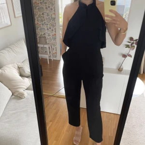 Jumpsuit Moa Mattsson x Bubbleroom  - Supersnygg jumpsuit med öppen rygg från Moa Mattsons kollektion med Bubbleroom. Har endast testat denna på så i bra skick! Normal i storleken. 