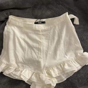 Vita shorts från BikBok, aldrig använda. Nypris 299kr