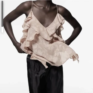 Zara linne/blus  - Säljer detta skit fina linnet med as snygga detaljer och med en liten slits på sidan. Köpte denna i paris men den finns också i Sverige, kommer aldrig till användning!🌸