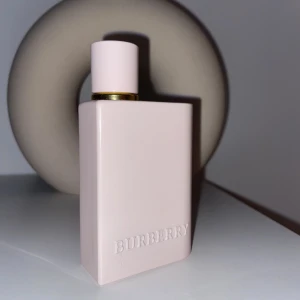 Burberry Her Elixir EDP (50ml) - Parfymen är näst intil oanvänd, sprayad 4 gånger max. 50 ml köpt på bangerhead nyligen. (Har ej kvar förpackningen)   Top Notes: Strawberry & Blackberry  Middle Notes: Jasmine  Bottom Notes: Vanilla, Amber, Sandalwood  