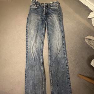 Mid waist jeans från zara. Dom är i bra skick☺️ har dock klippt av dom en bit på längden så dom passar perfekt på mig som är ungefär 165 