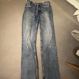 Jeans från zara - Mid waist jeans från zara. Dom är i bra skick☺️ har dock klippt av dom en bit på längden så dom passar perfekt på mig som är ungefär 165 