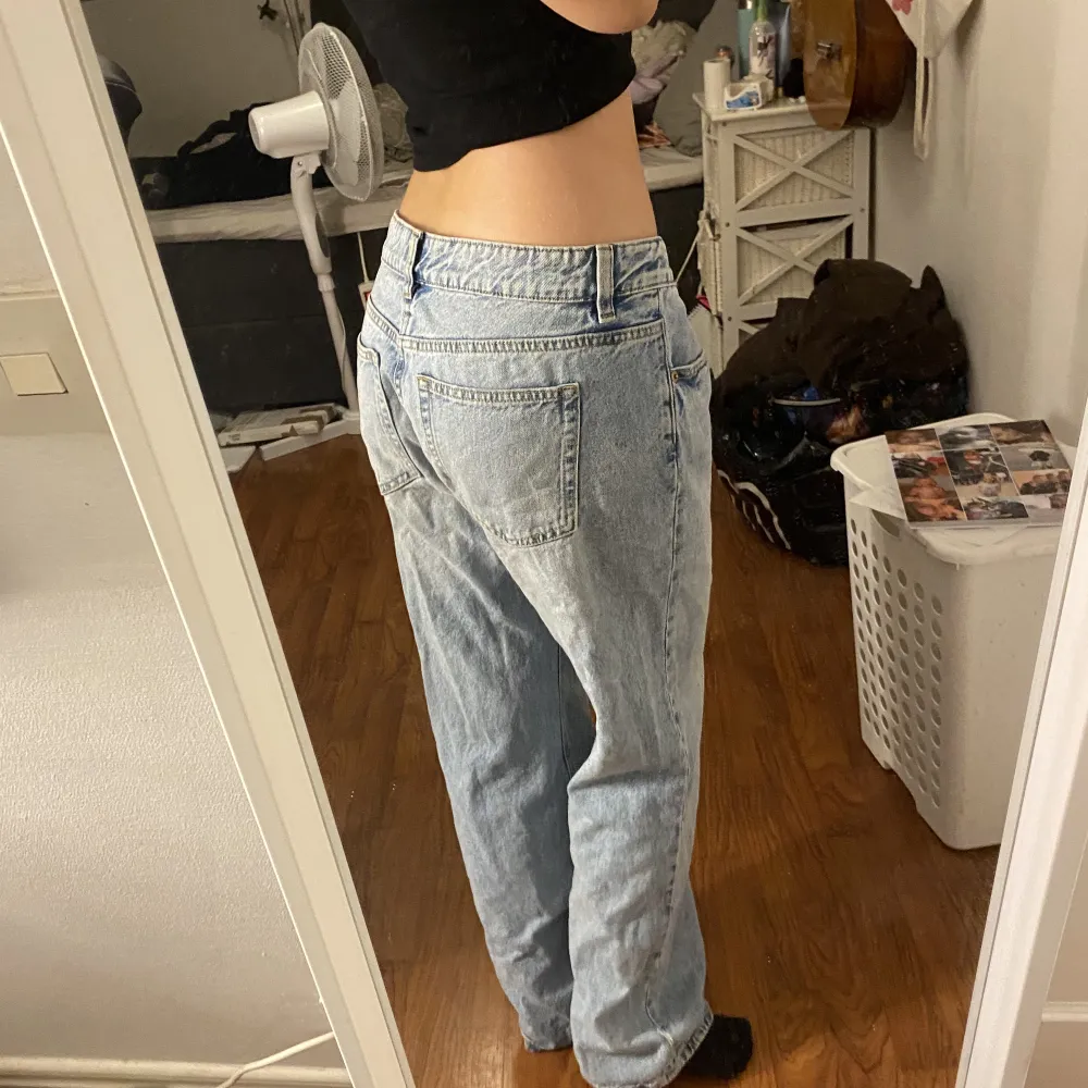 lågmidjade baggy jeans 💙. Jeans & Byxor.