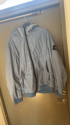 Stone Island jacka  - Blå stone island jacka som funkar perfekt till hösten och vintern. En av dom varmaste jackorna jag haft! Namnet på jackans modell finns på bild 2.  Storlek XXL men sitter som en vanlig XL Priset går att diskutera!  Nypris: 8000kr