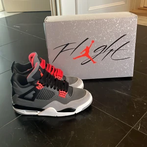Jordan 4 infrared  - Säljer ett par Jordan 4 infrared, köpta 2022. Skorna är i bra skick. Box finns också.