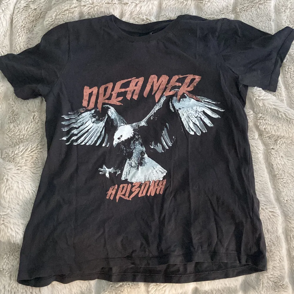 Dreamer T-shirt. Säljs då den inte är min stil längre. Den är rätt så liten i storleken så skulle nog säga att den passar xs också. Katt finns i hemmet!. T-shirts.