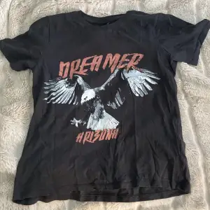 Dreamer T-shirt. Säljs då den inte är min stil längre. Den är rätt så liten i storleken så skulle nog säga att den passar xs också. Katt finns i hemmet!