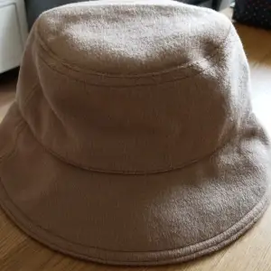 & other stories hat. Great condition.