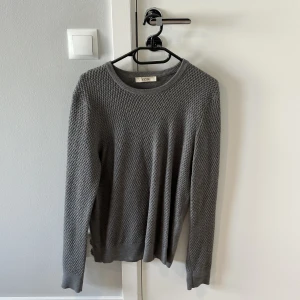 Stickad tröja - Stor flyttstädning Alla plagg i storlek S-M och passar ca 1.70-185cm samt 70-83kg Mycket av kläderna aldrig använda Mängdrabatt vid köp av flera plagg  Jag kommer inte skicka några fler bilder  Finns i Uppsala