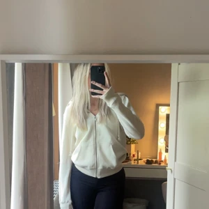 Brandy Melville, vit hoodie  - Vit hoodie från Brandy Melville💖Storlek one size